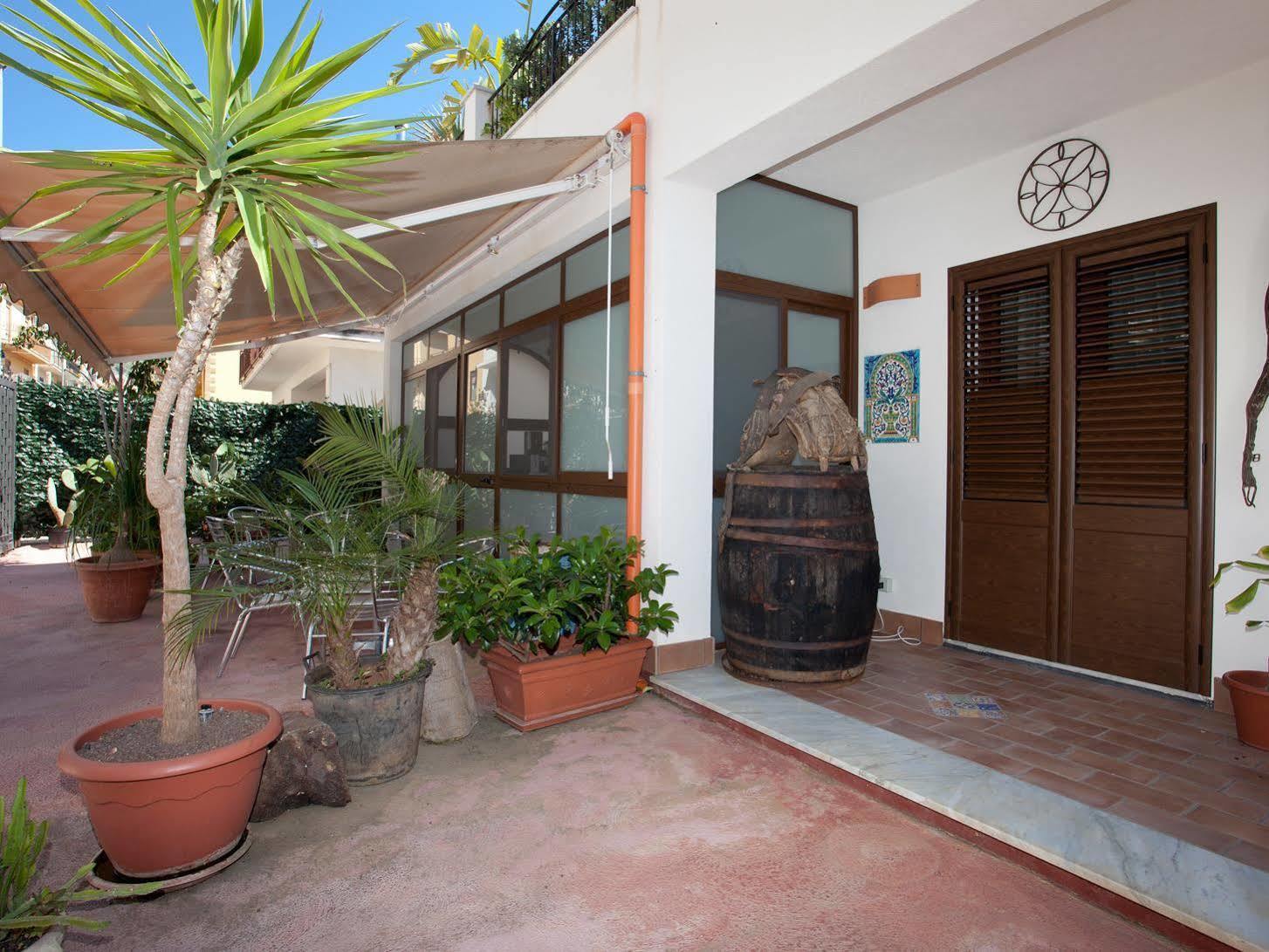 Kunesias B&B Cinisi Bagian luar foto