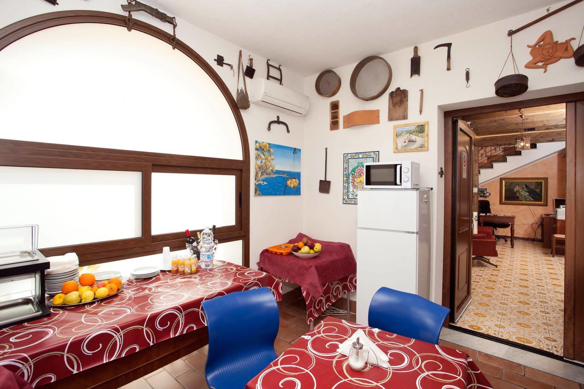 Kunesias B&B Cinisi Bagian luar foto